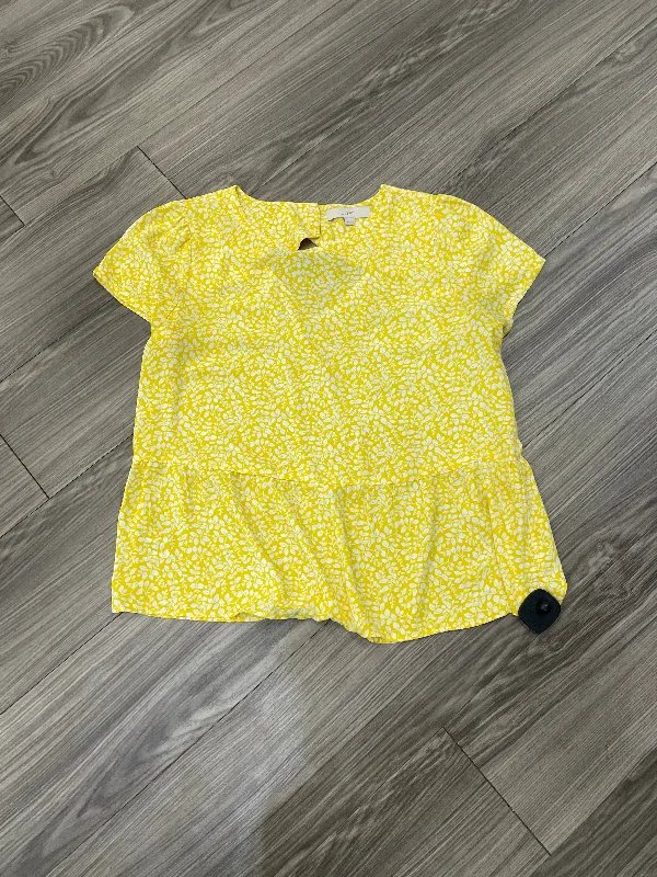 Top Short Sleeve By Loft In White & Yellow, Size: M